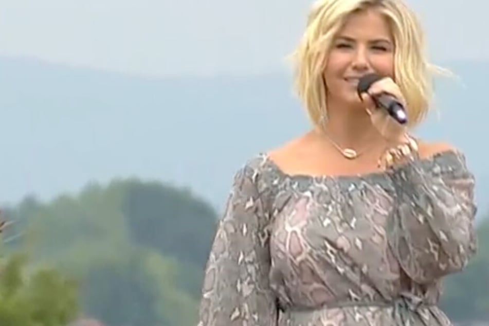 Tatsächlich wirkte Beatrice Eglis Kleid beim Fernsehgarten-Auftritt auffallend durchsichtig.