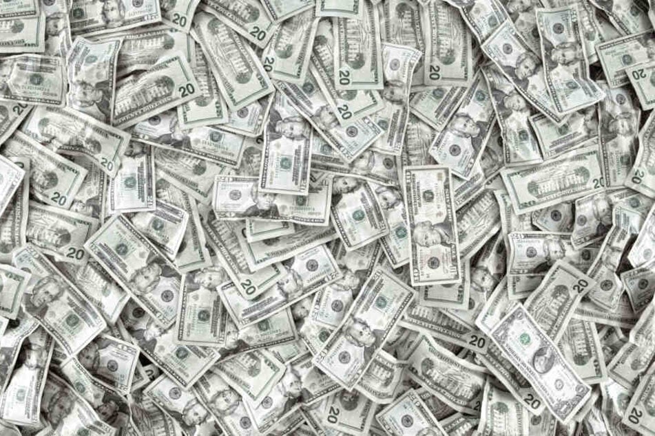 43.000 Dollar (etwa 38.500 Euro) fand der Amerikaner in dem alten Sofa. (Symbolbild)