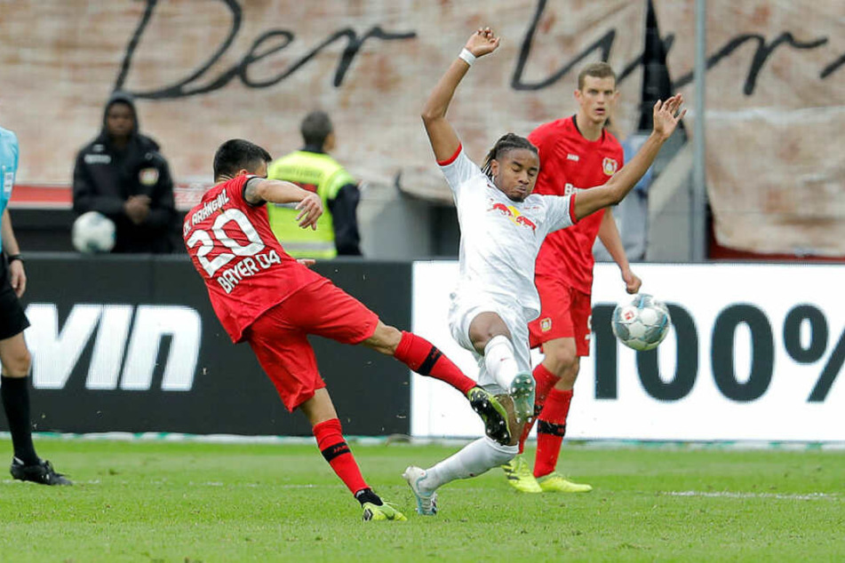 Die Szene, die nichts für schwache Gemüter ist: In der 85. Minute ging Leipzigs Christopher Nkunku mit gestrecktem Bein in den Zweikampf. Der Mexikaner schoss mit voller Wucht dagegen.