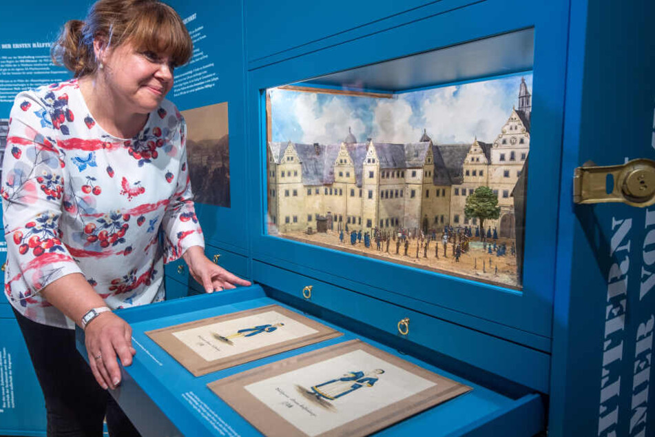 Museumsmitarbeiterin Patricia Spruck (44) vor einem Modell des Zuchthaushofes.