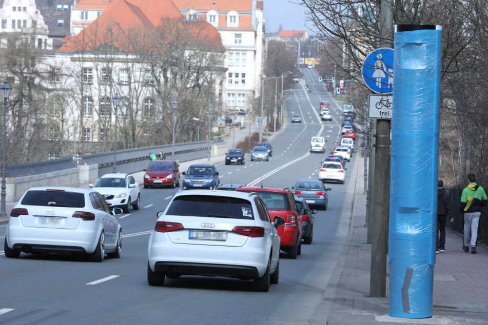 Noch ist der neue Blitzer in der Friedensstraße harmlos eingepackt. Nächste Woche wird er scharf geschaltet.