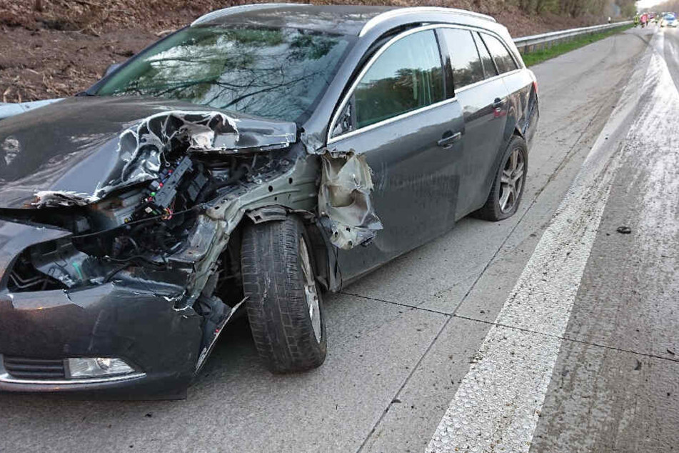 Die Front des Opels wurde bei dem Unfall komplett zerstört.