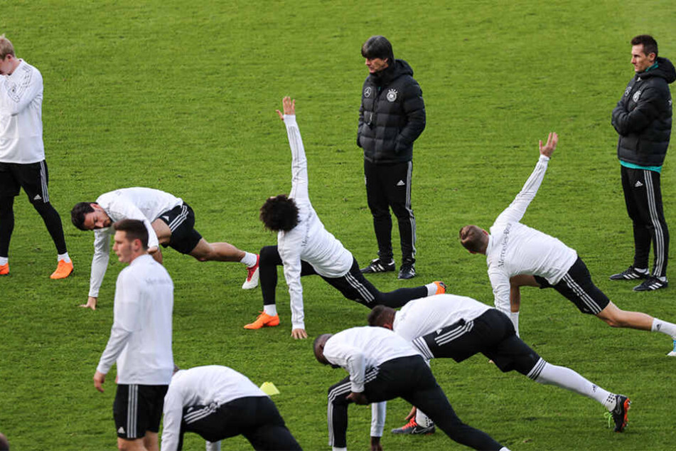 Nationaltrainer Jogi Löw (58) beobachtet seine Spieler ganz genau.