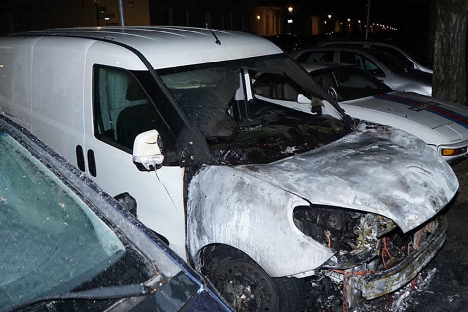 Die Front des Transporters wurde durch den Brand fast komplett zerstört.