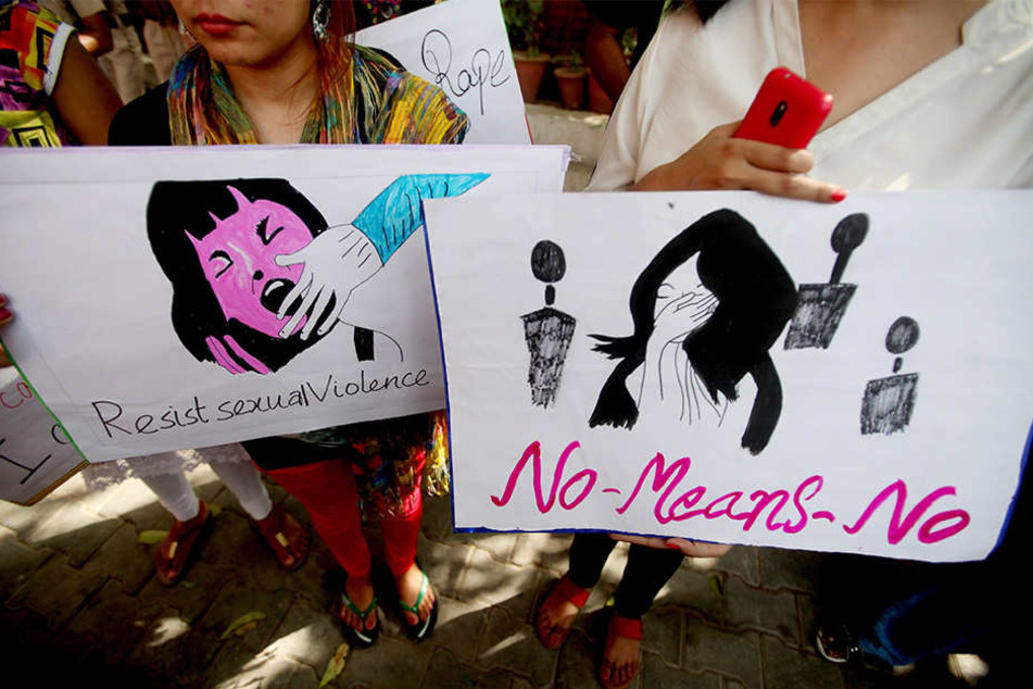 Teilnehmerinnen einer Protestaktion demonstrieren in Indien gegen Gewalt gegen Frauen.