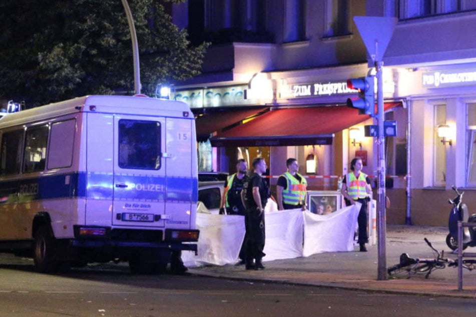 Polizisten errichteten einen Sichtschutz um die verunglückte Frau (22).