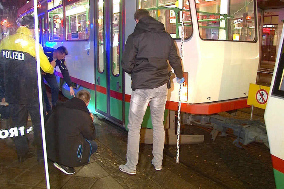 Etwa zwei Meter wurde der Eingeklemmte mitgeschleift. Er wurde am Unfallort notärztlich versorgt und anschließend ins Krankenhaus gebracht.