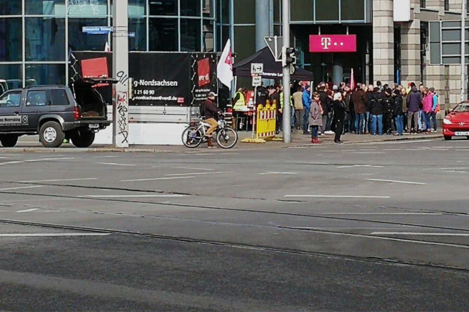 Telekom-Mitarbeiter streiken im März am Johannisplatz in Leipzig. Auch am Dienstag ruft die Gewerkschaft Verdi wieder zur Arbeitsniederlegung auf. (Archivbild)