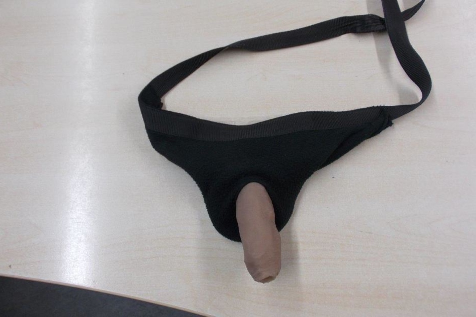 Mit diesem Fake-Penis versuchte der 26-Jährige Wasser statt Urin zu pinkeln.