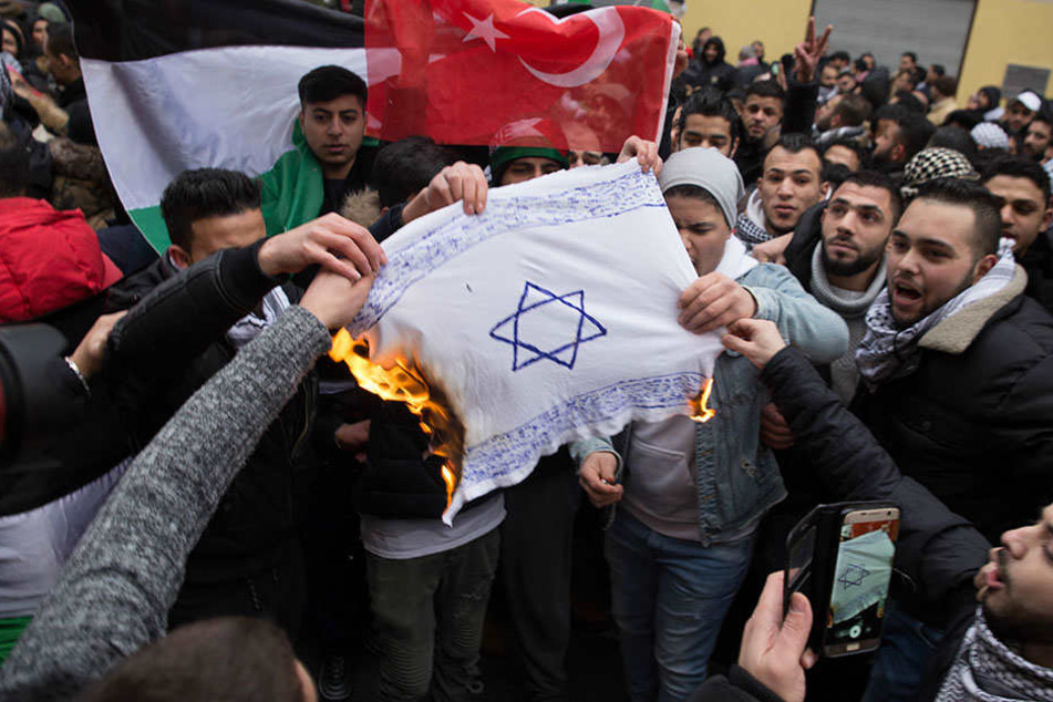 In Berlin-Neukölln brannten Mitte Dezember selbstgemalte Fahnen Israels. (Quelle: jüdisches Forum für Demokratie und gegen Antisemitismus e.V.)