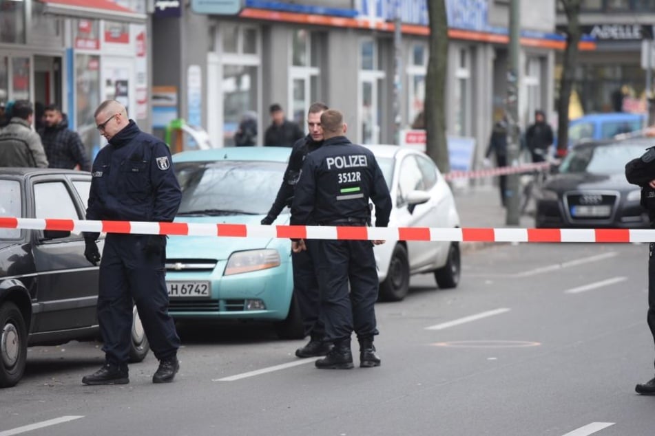 Ein Polizist wurde während einer Verkehrskontrolle in Berlin-Neukölln angefahren.