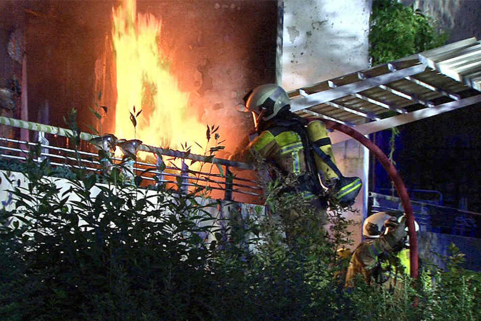 Feuerwehrmänner müssen bei Bränden - wie hier im Juni in Gorbitz - an Brandorte, an denen bis zu 1000 Grad gemessen werden.
