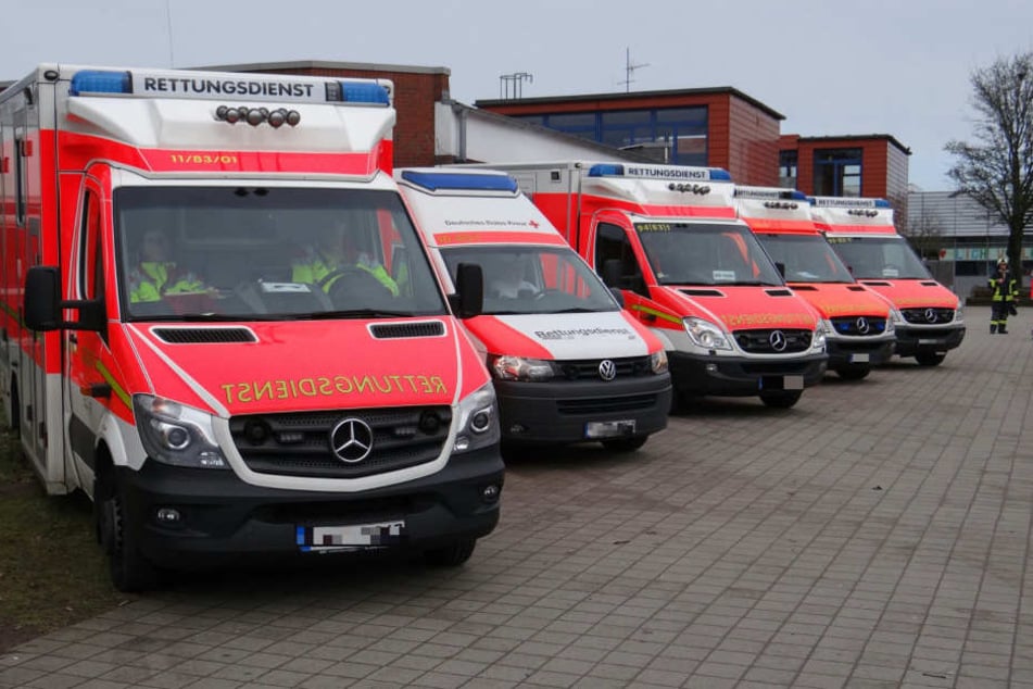 16 Rettungswagen und ein Rettungshubschrauber halfen den Verletzten.