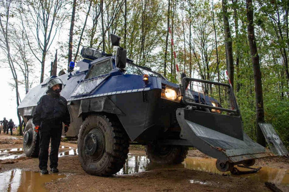 Die Polizei war am Sonntag mit schweren Gerät im Wald, um eine Großdemo zu bewachen. Am Montag sollten Rettungswege von Barrikaden befreit werden.