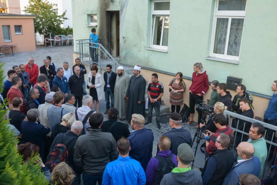 Nach dem Anschlag auf die Moschee in Cotta kamen 150 Menschen am Mittwochabend zur Mahnwache.