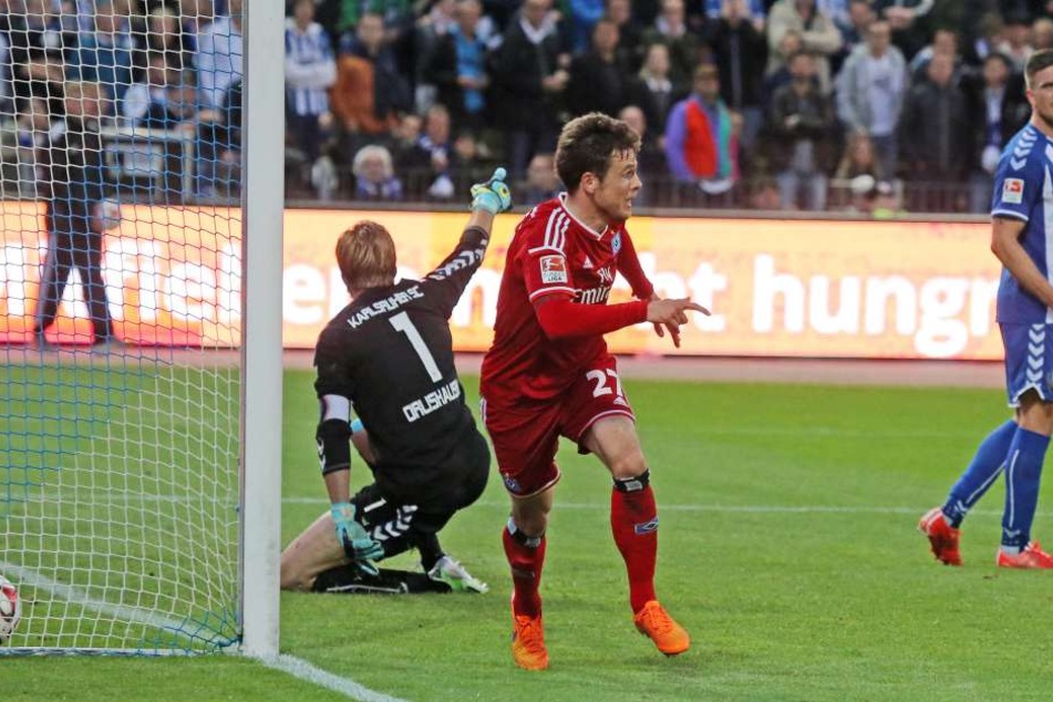 1. Juni 2015: Nicolai Müller (M.) hat im alles entscheidenden 2. Bundesliga-Relegationsduell zum 2:1 für den Hamburger SV gegen den Karlsruher SC getroffen. Klassenerhalt für den HSV, der KSC verpasst den Aufstieg - Dennis Kempe (r.) schaut konsterniert d
