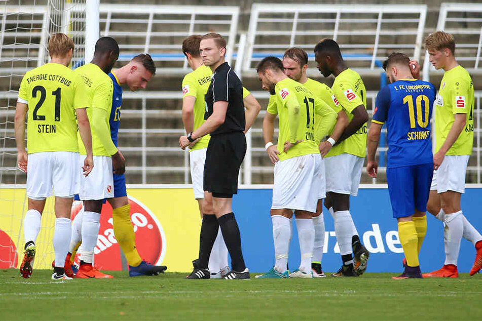Kuriose Szene: Wegen eines Lochs vor dem Fünfmeterraum von Cottbus, mussten die Lok-Spieler in der ersten Halbzeit einen Eimer Sand organisieren. Erst danach konnte es weitergehen.