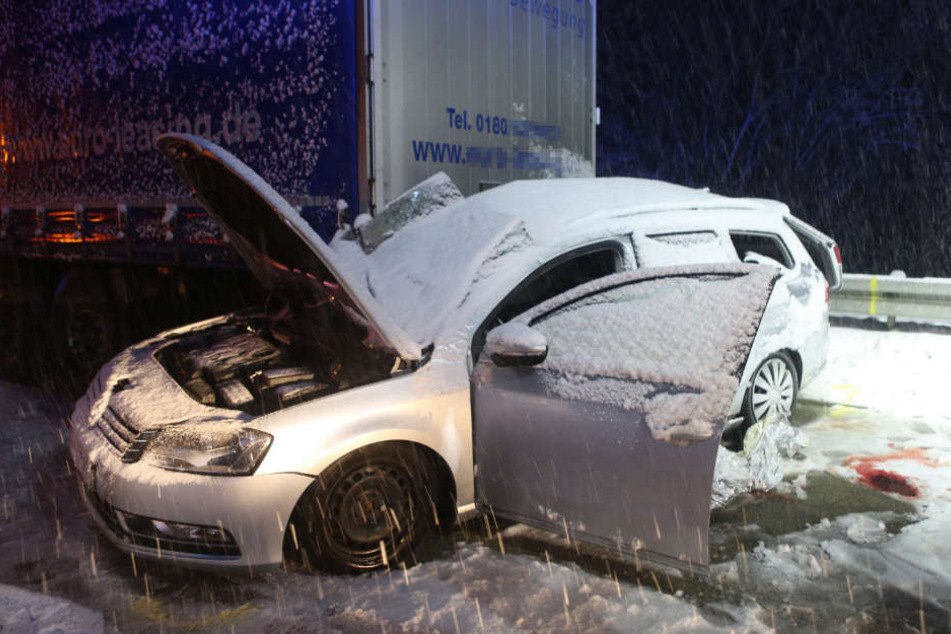Der 41-jährige Fahrer dieses VW kam bei dem Unfall ums Leben.