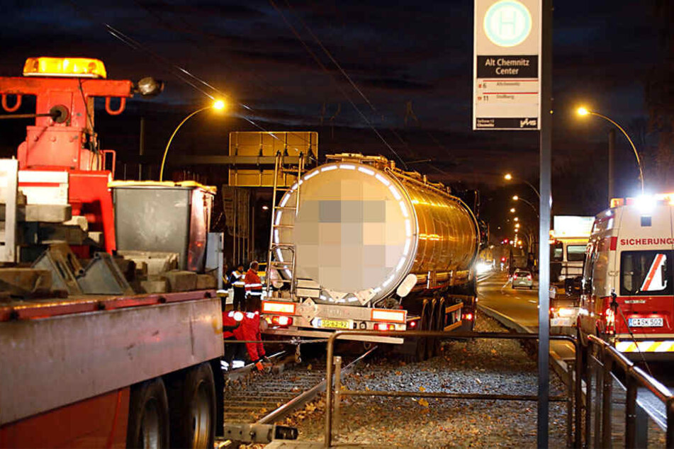 Die Bergung des LKW dauert Stunden.
