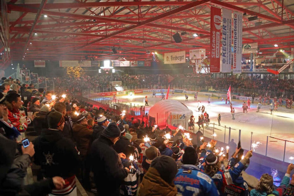 Beim Heimspiel gegen Ravensburg herrschte im Crimmitschauer Sahnpark eigentlich tolle Stimmung - bis es nach Spielende zu Ausschreitungen kam.