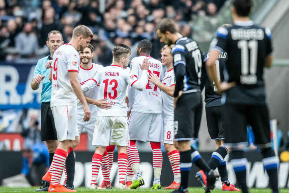 Die Kölner Spieler freuen sich nach dem 5:1-Sieg gegen Arminia Bielefeld. Die Niederlage bekamen 13 Arminia-Fans gar nicht mit, die die Polizei schon vor dem Spiel in Gewahrsam nahm.