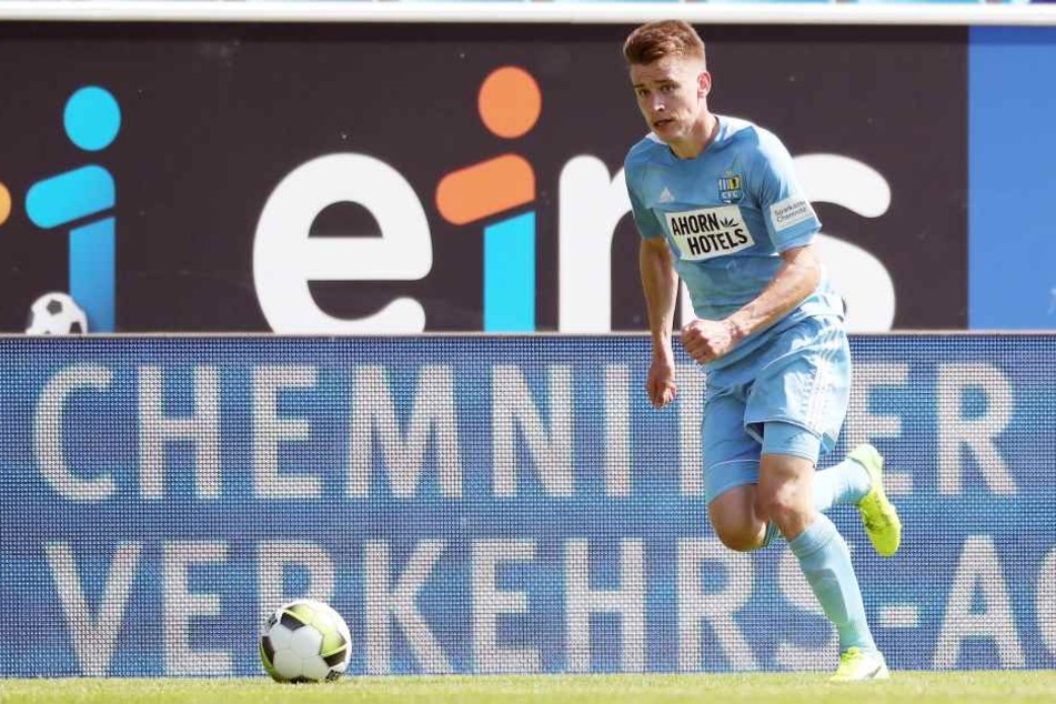 Florian Hansch führte den Ball vorm Schriftzug des Energieversorgers.