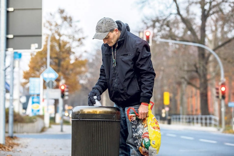 Das Mehrwegflaschen-Geschäft läuft im Winter eher mau. Für seine Energy-Drinks und den Tabak reicht es gerade so.