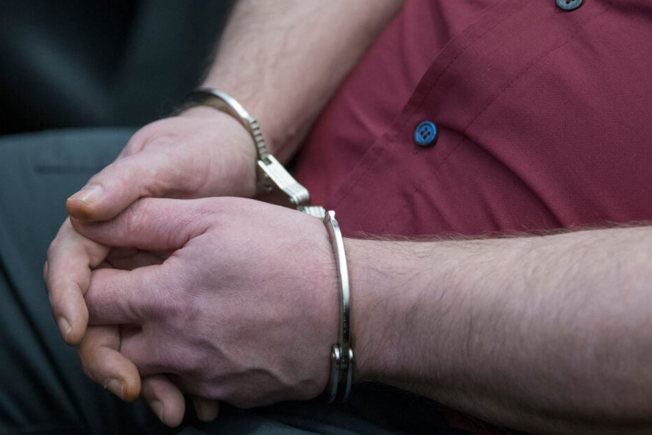 Nach Jugendstrafrecht drohen ihm zehn Jahre Haft (Symbolfoto).