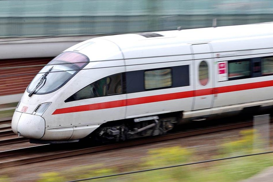 Ein ICE erfasste den bisher unbekannten Mann. (Symbolbild)