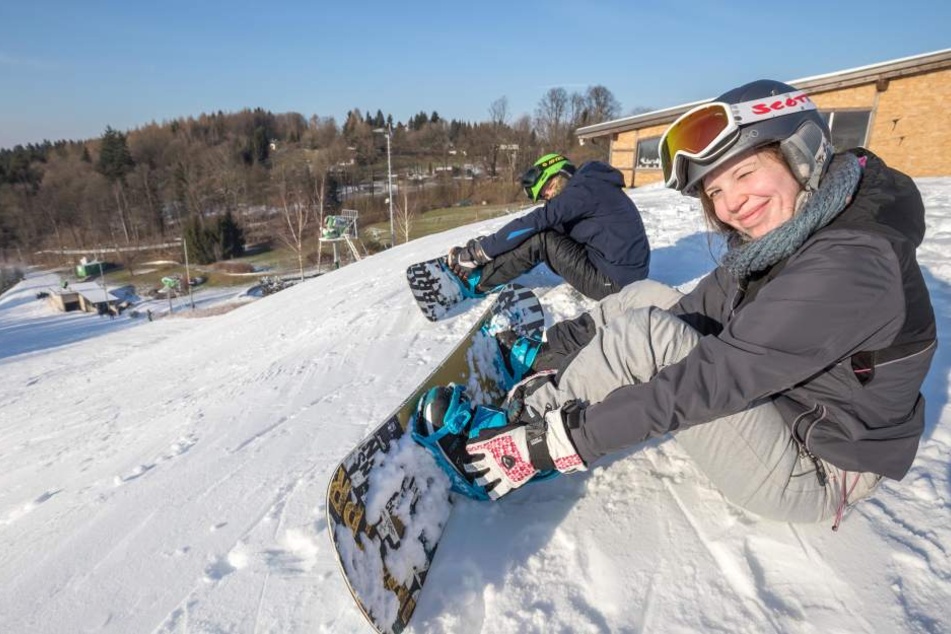 Die Snowboarder Sara (23) und Patrick (31) weihten am Dienstag die Piste ein.