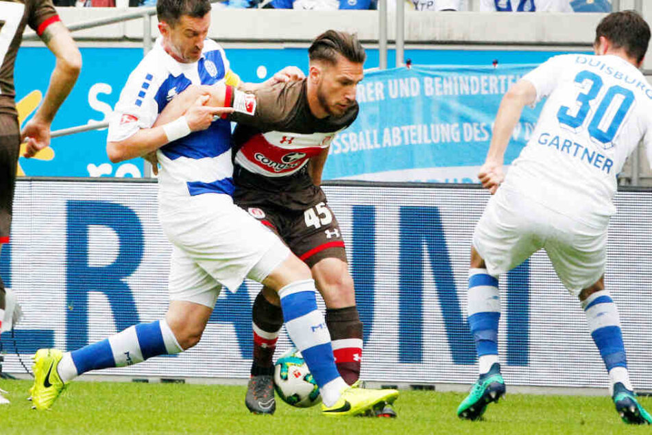 Die Duisburger Branimir Bajic (links) und Christian Gartner (rechts) sowie Dimitrios Diamantakos vom FC St. Pauli kämpfen um den Ball.