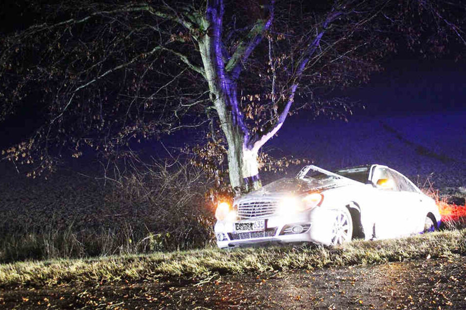 Der Mercedes wurde durch die Glätte in einen Straßengraben und gegen einen Baum geschleudert.