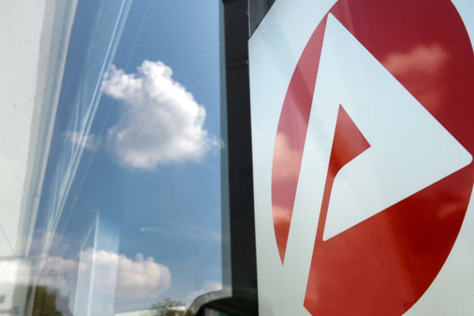 Das Logo eines Jobcenters: Die Behörde kam dem Mann wegen seiner Kontoauszüge auf die Schliche. (Symbolbild)