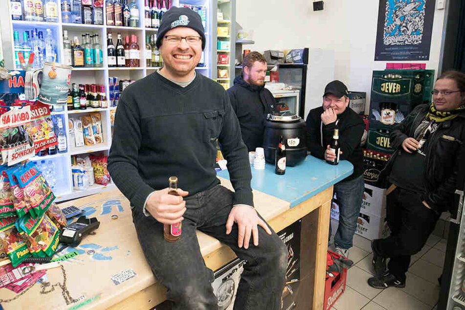 Bei "Spätschicht"-Chef Torsten Israel (45) ist Pipi machen kein Problem.