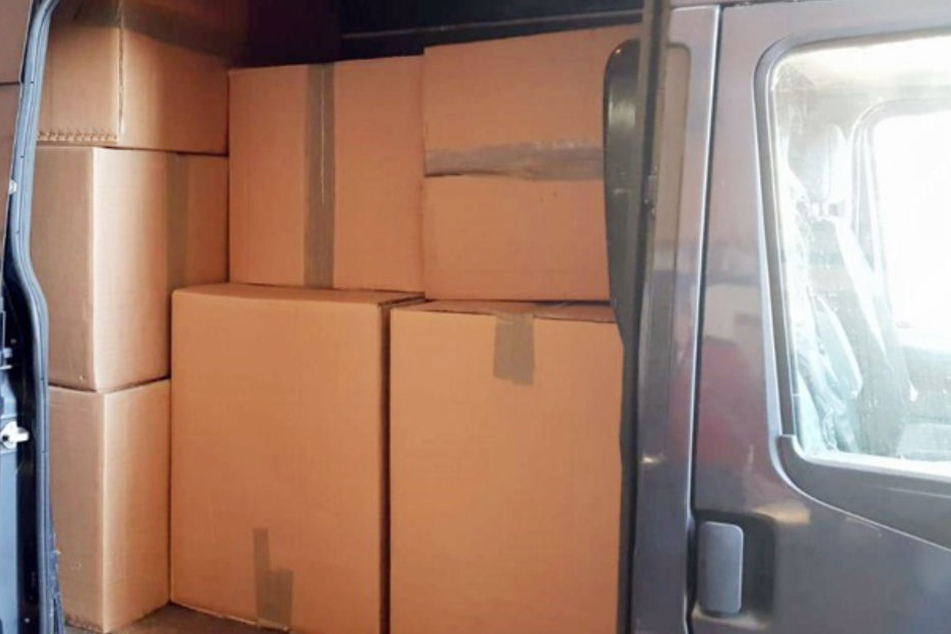 Die Lieferung befand sich in mehreren Kartons in dem Transporter.