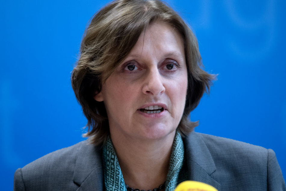 Britta Ernst ermutigte die Lehrer sich weiterhin mit politischen Extremismus auseinanderzusetzen.