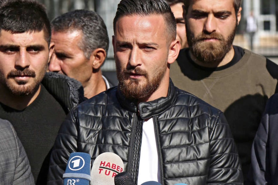 Auf Fußball-Profi Deniz Naki (Mitte) wurde geschossen.