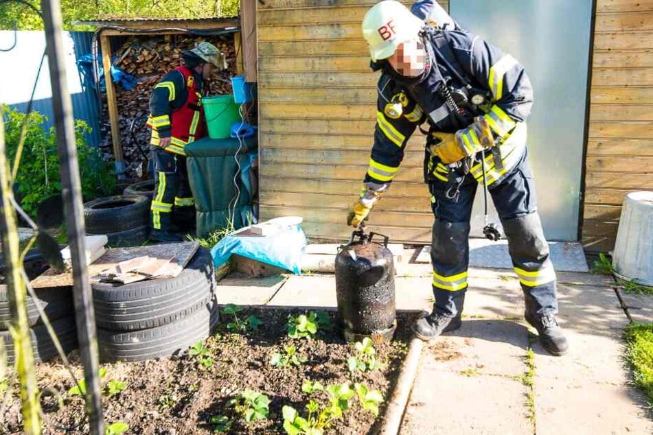 Die Feuerwehr holte Gasflaschen aus den Flammen.