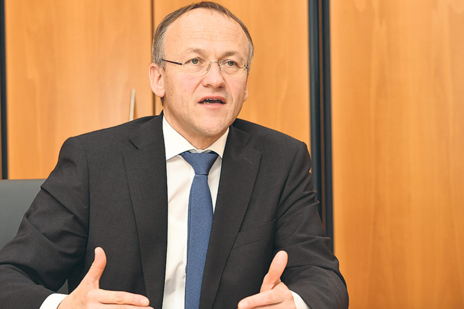 Finanzbürgermeister Peter Lames (52, SPD) muss dem Stadtrat einen
Finanzierungsvorschlag für die Millionenlücke unterbreiten.