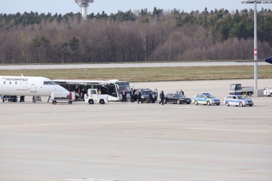 Die Polizeieskorte holte Wilders am Dresdner Flughafen ab.