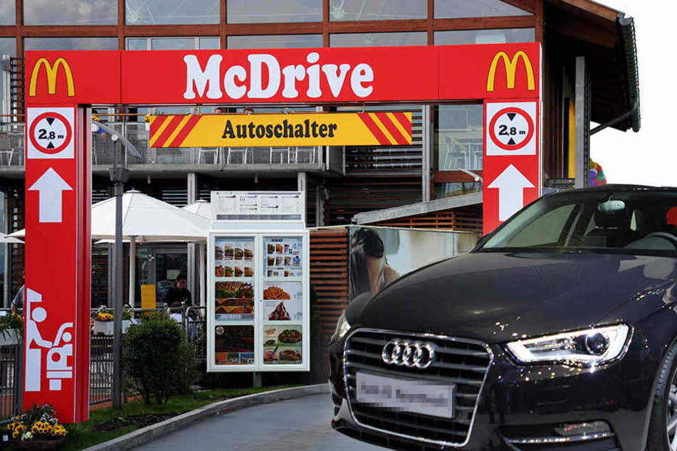 Mit seinem Audi krachte der junge Mann gegen eine Laterne und den Schalter. (Symbolbild)