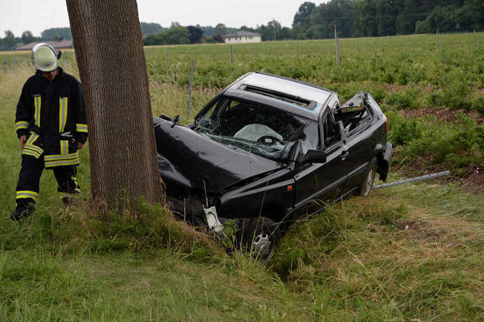 Die Feuerwehr musste den verletzten Mann aus dem Auto befreien.