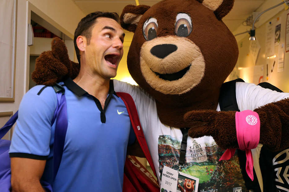 Spaßduo: Roger Federer bei einer Ulkeinlage mit Maskottchen Gerry Berry.