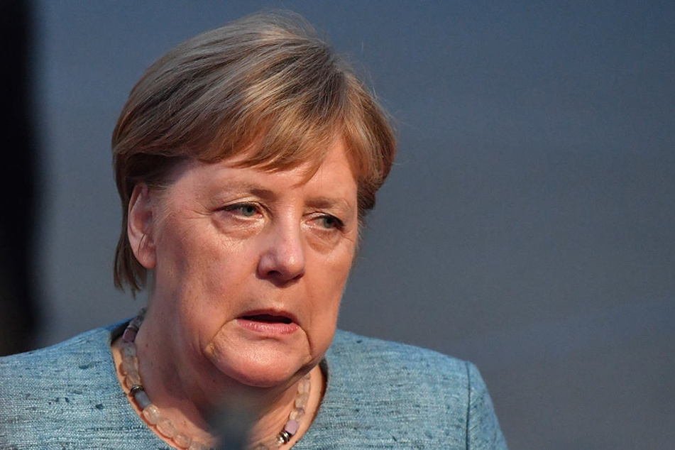 Kanzlerin Angela Merkel einigte sich mit CSU-Chef Seehofer und SPD-Chefin Nahles auf einen Wechsel Maaßens ins Bundesinnenministerium - und damit auf eine Beförderung.