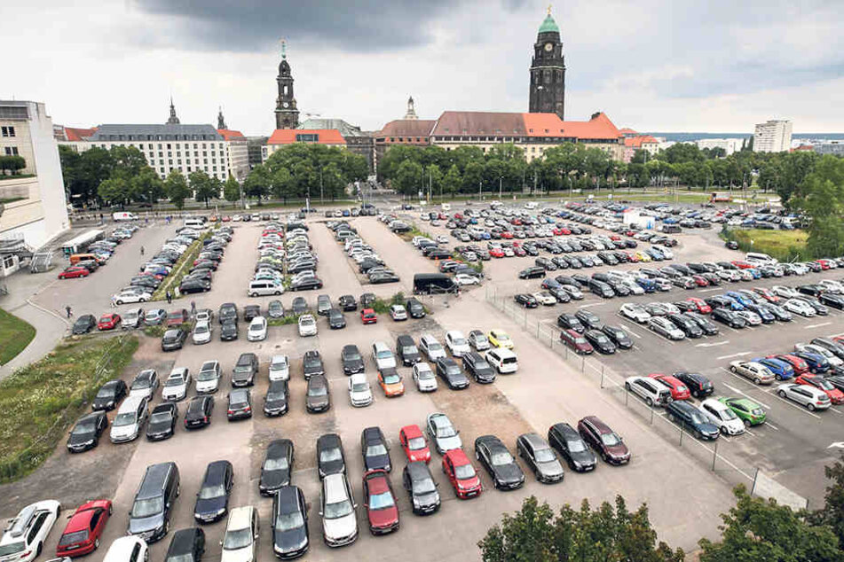 Bislang parken die Autos am Ferdinandplatz neben dem Karstadt oberirdisch.