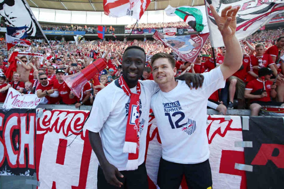 Naby Keita (l.) und Dominik Kaiser verabschiedeten sich am Samstag mit einem eindrucksvollen 6:2-Sieg in Berlin von den 7500 mitgereisten Fans.