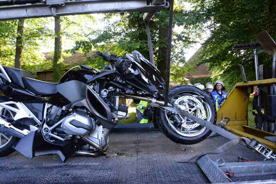 Motorrad und Auto mussten abgeschleppt werden.