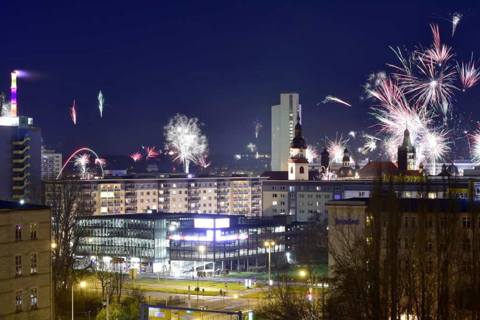 Um Mitternacht erleuchtete ein großes Feuerwerk den Himmel über Chemnitz. In den Stunden danach herrschte in der Stadt aber dicke Luft.