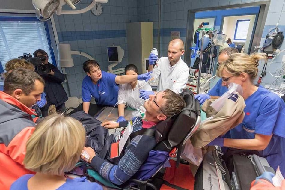 Ein "Verletzter" wird in der Notaufnahme des Krankenhaus Mittweida untersucht.