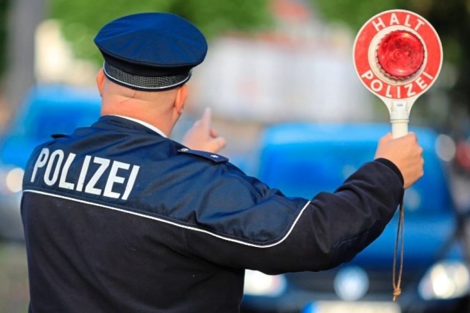 Trotz "einer deutlichen Ansage" der Polizei fuhr der betrunkene Mann später einfach mit seinem wagen weiter. (Symbolbild)